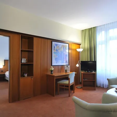 Western Excelsior Hotel